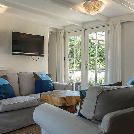 2 Bedroom Awesome In Casa vacanze